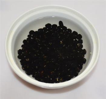 补肾黑发的猪蹄黑豆汤怎么做，补肾黑发的猪蹄黑豆汤怎么做好吃，补肾黑发的猪蹄黑豆汤做法