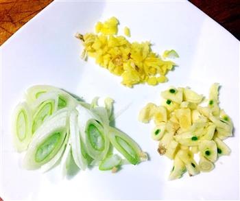家焖黄鱼怎么做，家焖黄鱼怎么做好吃，家焖黄鱼做法