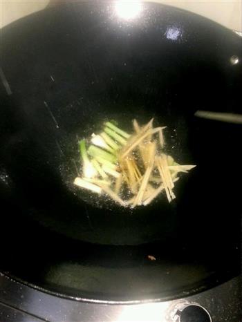 爆炒姜葱香辣蟹怎么做，爆炒姜葱香辣蟹怎么做好吃，爆炒姜葱香辣蟹做法
