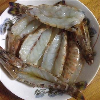 蒜蓉芝士烤大虾怎么做，蒜蓉芝士烤大虾怎么做好吃，蒜蓉芝士烤大虾做法