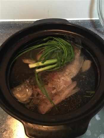 秋冬养生鲫鱼豆腐奶白汤怎么做，秋冬养生鲫鱼豆腐奶白汤怎么做好吃，秋冬养生鲫鱼豆腐奶白汤做法