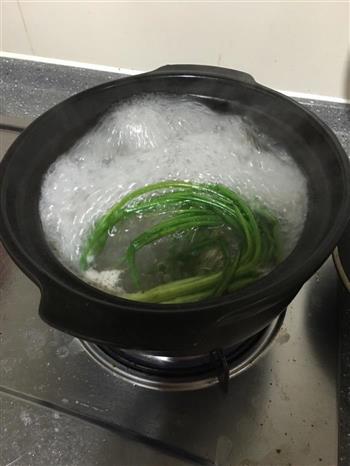 秋冬养生鲫鱼豆腐奶白汤怎么做，秋冬养生鲫鱼豆腐奶白汤怎么做好吃，秋冬养生鲫鱼豆腐奶白汤做法