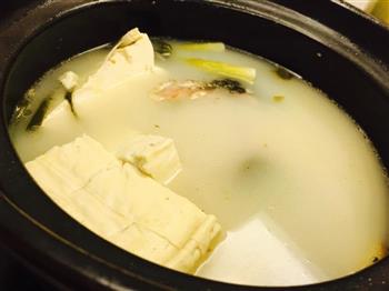 秋冬养生鲫鱼豆腐奶白汤怎么做，秋冬养生鲫鱼豆腐奶白汤怎么做好吃，秋冬养生鲫鱼豆腐奶白汤做法