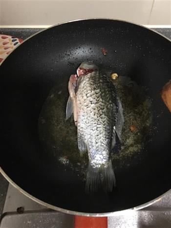 秋冬养生鲫鱼豆腐奶白汤怎么做，秋冬养生鲫鱼豆腐奶白汤怎么做好吃，秋冬养生鲫鱼豆腐奶白汤做法