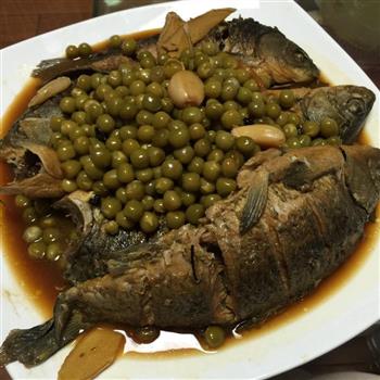 青豆烧鲫鱼怎么做，青豆烧鲫鱼怎么做好吃，青豆烧鲫鱼做法