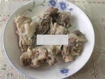 酸菜骨头汤怎么做，酸菜骨头汤怎么做好吃，酸菜骨头汤做法