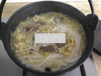 酸菜骨头汤怎么做，酸菜骨头汤怎么做好吃，酸菜骨头汤做法