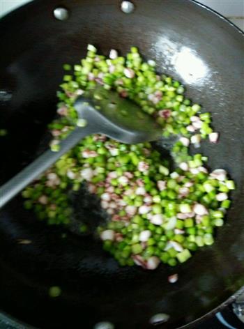 卷饼版蒜苔炒鱿鱼沫怎么做，卷饼版蒜苔炒鱿鱼沫怎么做好吃，卷饼版蒜苔炒鱿鱼沫做法