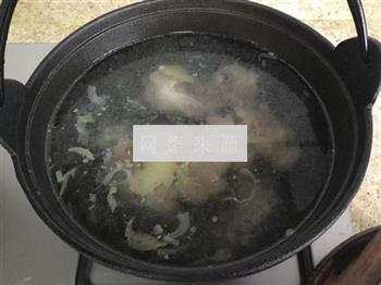 酸菜骨头汤怎么做，酸菜骨头汤怎么做好吃，酸菜骨头汤做法