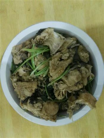 香菜啤酒炖鱼怎么做，香菜啤酒炖鱼怎么做好吃，香菜啤酒炖鱼做法