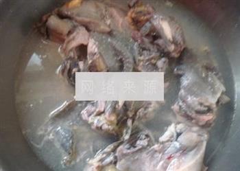 黄花乌鸡炖汤怎么做，黄花乌鸡炖汤怎么做好吃，黄花乌鸡炖汤做法