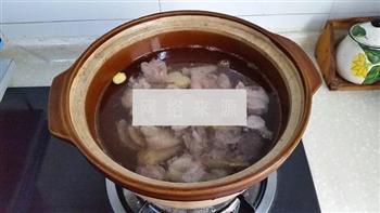 黄花菜板栗煲鸡汤怎么做，黄花菜板栗煲鸡汤怎么做好吃，黄花菜板栗煲鸡汤做法
