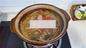 黄花菜板栗煲鸡汤怎么做，黄花菜板栗煲鸡汤怎么做好吃，黄花菜板栗煲鸡汤做法