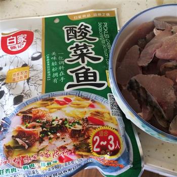 整鱼两吃 酸菜鱼和菌菇鱼汤怎么做，整鱼两吃 酸菜鱼和菌菇鱼汤怎么做好吃，整鱼两吃 酸菜鱼和菌菇鱼汤做法
