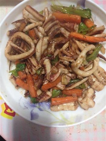 家常炒鱿鱼怎么做，家常炒鱿鱼怎么做好吃，家常炒鱿鱼做法