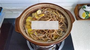 黄花菜板栗煲鸡汤怎么做，黄花菜板栗煲鸡汤怎么做好吃，黄花菜板栗煲鸡汤做法