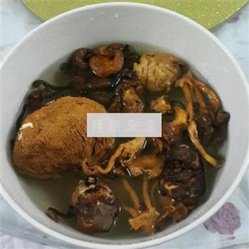 杂菌肉骨茶怎么做，杂菌肉骨茶怎么做好吃，杂菌肉骨茶做法