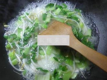 青菜绿豆芽年糕汤怎么做，青菜绿豆芽年糕汤怎么做好吃，青菜绿豆芽年糕汤做法