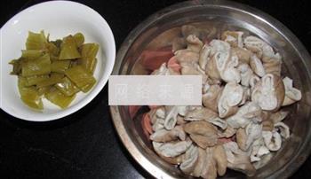酸菜鲫鱼肥肠汤怎么做，酸菜鲫鱼肥肠汤怎么做好吃，酸菜鲫鱼肥肠汤做法