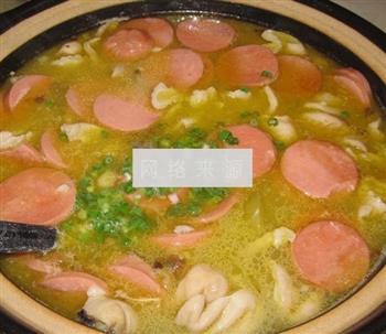 酸菜鲫鱼肥肠汤怎么做，酸菜鲫鱼肥肠汤怎么做好吃，酸菜鲫鱼肥肠汤做法