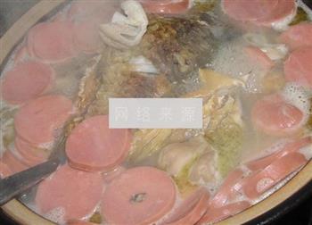 酸菜鲫鱼肥肠汤怎么做，酸菜鲫鱼肥肠汤怎么做好吃，酸菜鲫鱼肥肠汤做法