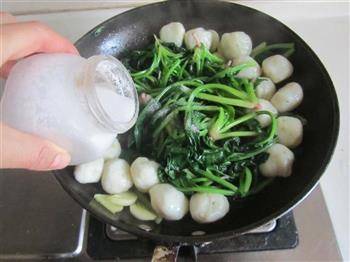 菠菜烩鱼丸怎么做，菠菜烩鱼丸怎么做好吃，菠菜烩鱼丸做法