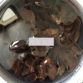 木耳清炖老鸭汤怎么做，木耳清炖老鸭汤怎么做好吃，木耳清炖老鸭汤做法