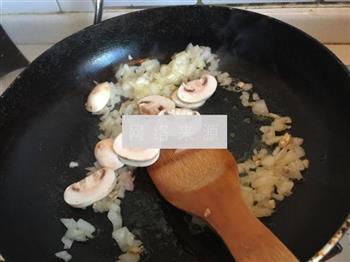 芦笋蘑菇奶油浓汤怎么做，芦笋蘑菇奶油浓汤怎么做好吃，芦笋蘑菇奶油浓汤做法