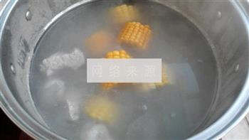 清炖玉米排骨汤怎么做，清炖玉米排骨汤怎么做好吃，清炖玉米排骨汤做法