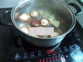 香菇小肠煲汤怎么做，香菇小肠煲汤怎么做好吃，香菇小肠煲汤做法