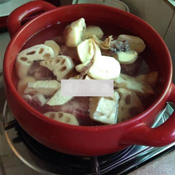 鱿鱼茨菰莲藕骨头汤怎么做，鱿鱼茨菰莲藕骨头汤怎么做好吃，鱿鱼茨菰莲藕骨头汤做法