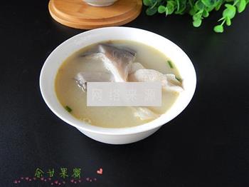 平菇豆腐鱼汤怎么做，平菇豆腐鱼汤怎么做好吃，平菇豆腐鱼汤做法