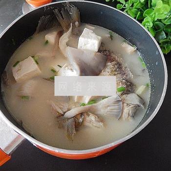 平菇豆腐鱼汤怎么做，平菇豆腐鱼汤怎么做好吃，平菇豆腐鱼汤做法