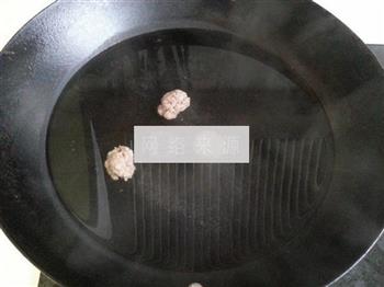 骨髓菠菜汆丸子怎么做，骨髓菠菜汆丸子怎么做好吃，骨髓菠菜汆丸子做法