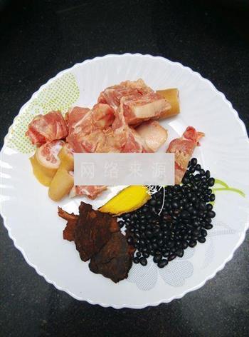 何首乌黑豆煲猪尾怎么做，何首乌黑豆煲猪尾怎么做好吃，何首乌黑豆煲猪尾做法