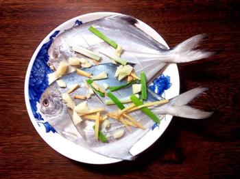 清蒸银鲳鱼怎么做，清蒸银鲳鱼怎么做好吃，清蒸银鲳鱼做法