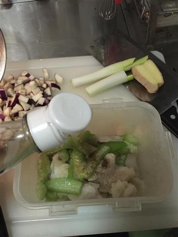 油泼鱼片怎么做，油泼鱼片怎么做好吃，油泼鱼片做法