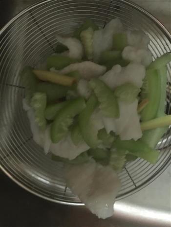 油泼鱼片怎么做，油泼鱼片怎么做好吃，油泼鱼片做法