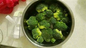 西兰花炒鱿鱼怎么做，西兰花炒鱿鱼怎么做好吃，西兰花炒鱿鱼做法