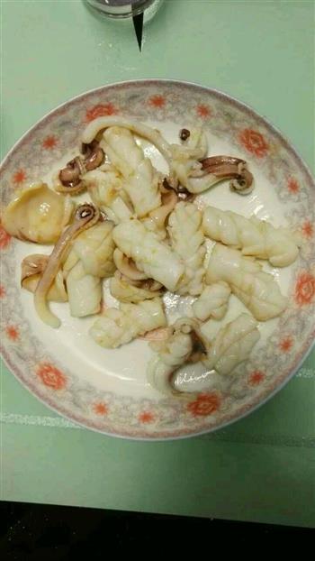 西兰花炒鱿鱼怎么做，西兰花炒鱿鱼怎么做好吃，西兰花炒鱿鱼做法