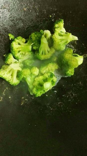 西兰花炒鱿鱼怎么做，西兰花炒鱿鱼怎么做好吃，西兰花炒鱿鱼做法