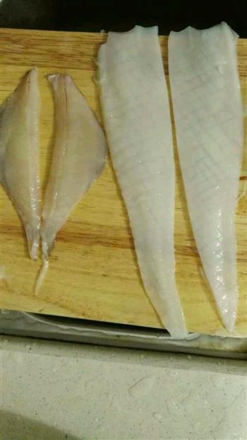 西兰花炒鱿鱼怎么做，西兰花炒鱿鱼怎么做好吃，西兰花炒鱿鱼做法