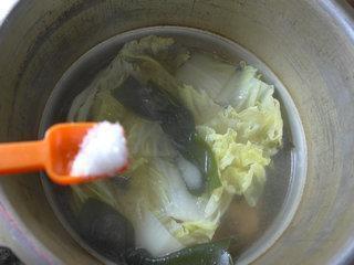 海带结白菜排骨汤怎么做，海带结白菜排骨汤怎么做好吃，海带结白菜排骨汤做法