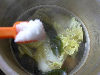 海带结白菜排骨汤怎么做，海带结白菜排骨汤怎么做好吃，海带结白菜排骨汤做法