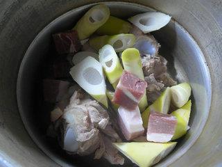 咸肉雷笋肉骨汤怎么做，咸肉雷笋肉骨汤怎么做好吃，咸肉雷笋肉骨汤做法