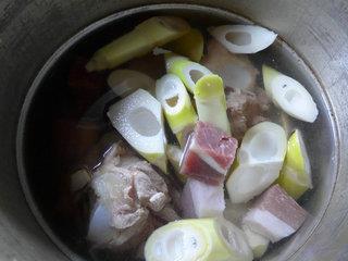 咸肉雷笋肉骨汤怎么做，咸肉雷笋肉骨汤怎么做好吃，咸肉雷笋肉骨汤做法