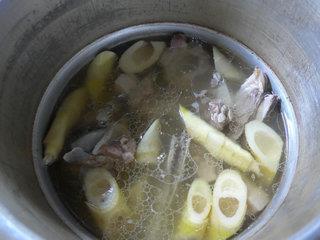 咸肉雷笋肉骨汤怎么做，咸肉雷笋肉骨汤怎么做好吃，咸肉雷笋肉骨汤做法