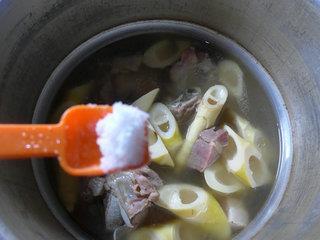 咸肉雷笋肉骨汤怎么做，咸肉雷笋肉骨汤怎么做好吃，咸肉雷笋肉骨汤做法
