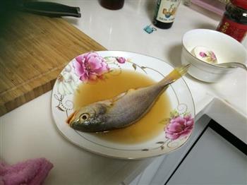 酒蒸黄鱼怎么做，酒蒸黄鱼怎么做好吃，酒蒸黄鱼做法
