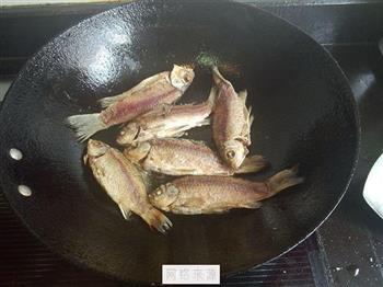 小鲫鱼汤怎么做，小鲫鱼汤怎么做好吃，小鲫鱼汤做法